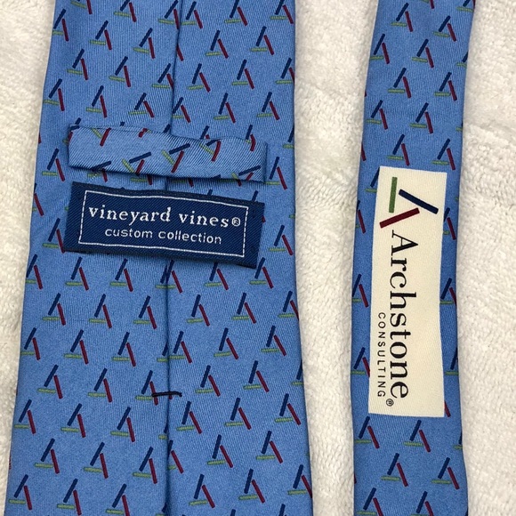 Vineyard Vines neck tie Custom Collection. C3 - Picture 4 of 5